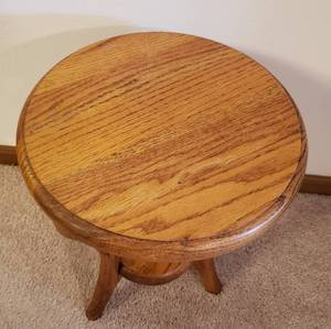 lot 35 image: Petite Solid Oak Tri Leg Side Table