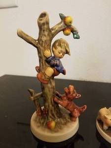 lot 127 image: Collection of 4 Animal Themed Hummels and Enesco