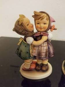 lot 122 image: Collection of 3 Hummels