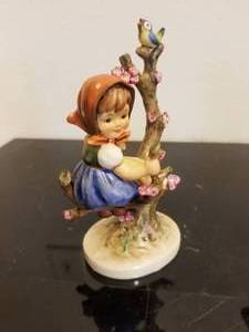 lot 121 image: Collection of 5 Hummel Figurines
