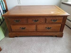 lot 89 image: Lovely Oak Coffee Table by Broyhill