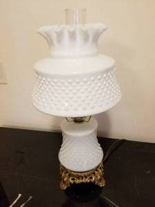 lot 113 image: Classic White Hobnail Milk Glass Table Lamp
