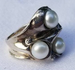 lot 37 image: Vintage Designer Hagit Gorali Signed Sterling and Pearl Ring