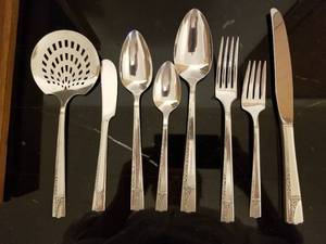lot 107 image: Elegant Silver Plate Flatware Service for 8