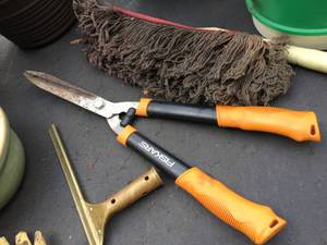lot 142 image: Gardening Items