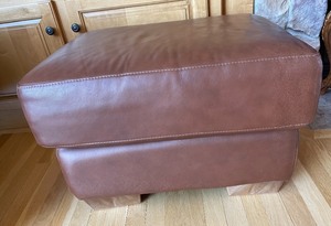 lot 8 image: Divani Chateau dAx Ottoman