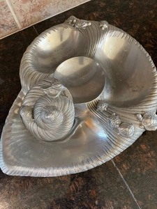 lot 114 image: Marble Snowman Cutting Board and a Sea Shell Themed Chip and Dip Tray