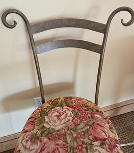 lot 93 image: Cute Petite Accent Chair