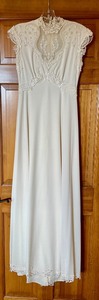 lot 89 image: Beautiful Wedding Dress with Matching Hat
