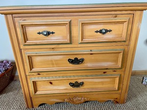 lot 81 image: Young-Hinkle Dresser