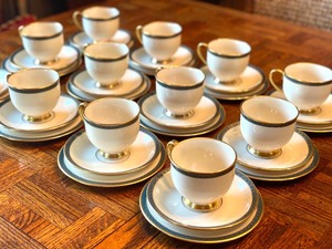 lot 18 image: Lenox Patriot TeacupsSaucers and Breadplates