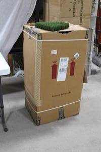 lot 661 image: Lot of (1 Case) Interlocking Hedge Panels Green 10Lx10W
