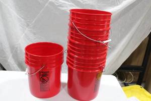 lot 803 image: Lot of (5) Plastic Bucket with Handle 5 Gallon Red