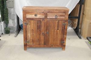 lot 685 image: Wood Dresser 2-drawer 2-door 39Lx 12-12Wx40H