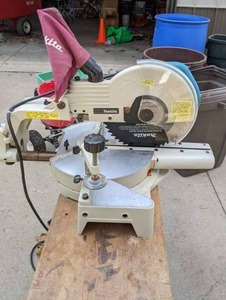 lot 16 image: Makita 10 Slide Compound Miter Saw