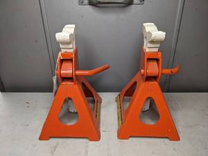 lot 38 image: Pair of Two Ton Heavy Duty Vehicle Stands