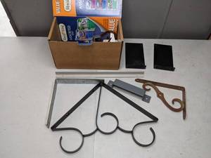 lot 50 image: Variety of Wall Brackets
