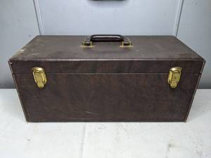 lot 75 image: Vintage Carrying Case with Interior Dividers