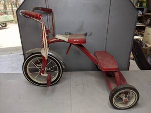 lot 17 image: Radio Flyer Classic Dual Deck Tricycle