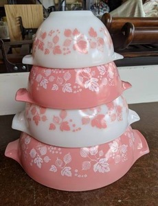 lot 8 image: Vintage Pyrex Pink Gooseberry Cinderella Nesting Mixing Bowl Set of 4
