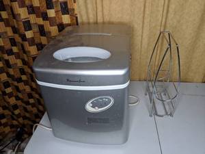 lot 261 image: Electric Ice Maker & Bottle Rack