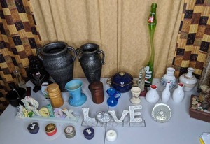 lot 226 image: Large Lot of Home Decor