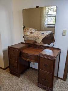 lot 160 image: Art Deco Vanity with Mirror