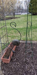 lot 398 image: Metal Garden Trellis and Flamingo Statue