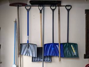 lot 369 image: Snow Shovels, Brooms & Rakes (10)