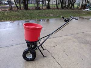 lot 388 image: Earth Way Ev-N-Spred Broadcast Spreader