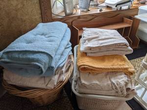 lot 136 image: Hampers with Towels