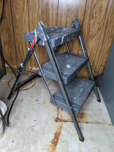 lot 409 image: Cosco Folding Stepstool