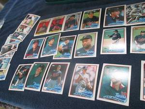 lot 594 image: 1989 Topps Twins Team Seat...
