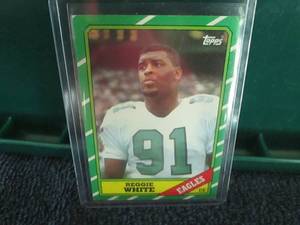 lot 630 image: 1986 Topps Reggie White Rookie Card...