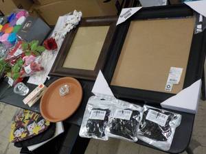 lot 15 image: Household and Dcor in a Storage B...