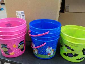 lot 20 image: Large Box of Halloween Plastic Pail...