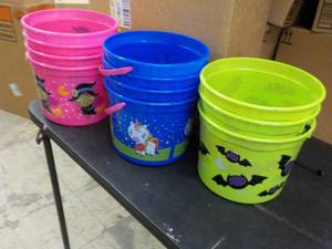 lot 22 image: Large Box of Halloween Plastic Pail...