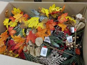lot 23 image: Fall and Xmas Dcor...