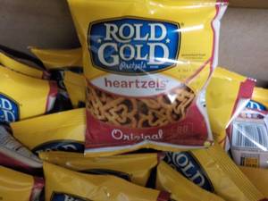 lot 135 image: Case of 40 .7 oz Bags Rold Gold Hea...
