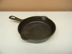 lot 3 image: VINTAGE GRISWOLD CAST IRON SKILLET FRYING PAN #3 - SMALL LOGO - NICE - SEE PICTURES