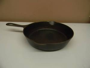 lot 4 image: VINTAGE GRISWOLD CAST IRON SKILLET FRYING PAN #6 - LARGE LOGO - NICE - SEE PICTURES