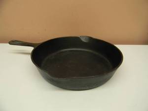 lot 5 image: VINTAGE GRISWOLD CAST IRON SKILLET FRYING PAN #7 - SMALL LOGO - NICE - SEE PICTURES