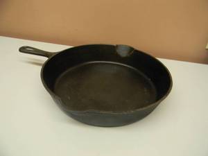 lot 6 image: VINTAGE GRISWOLD CAST IRON SKILLET FRYING PAN #9 - SMALL LOGO - NICE - SEE PICTURES