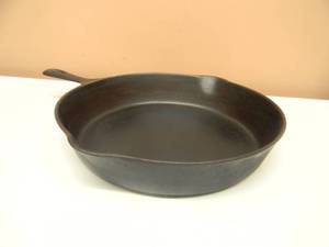 lot 7 image: VINTAGE GRISWOLD CAST IRON SKILLET FRYING PAN #9 - LARGE LOGO - NICE - SEE PICTURES