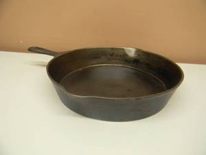 lot 8 image: VINTAGE WAGNER WARE CAST IRON SKILLET FRYING PAN #10 SIDNEY -0- SMALL LOGO - NICE - SEE PICTURES