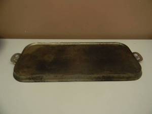 lot 9 image: VINTAGE WAGNER WARE SIDNEY -0- CAST IRON GRIDDLE #1149 - NICE - APPROX 21 12 BY 10 12 - SEE PICTURES