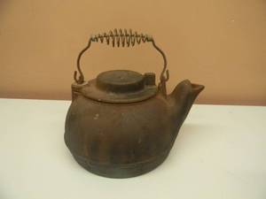 lot 10 image: VINTAGE WAGNER WARE SIDNEY OHIO CAST IRON TEA POT WSPRING HANDLE - NICE - SEE PICTURES