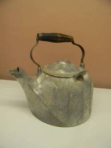 lot 11 image: VINTAGE WAGNER WARE SIDNEY -0- COLONIAL TEA KETTLE 5 QTS #107K WWOOD HANDLE - NICE - SEE PICTURES