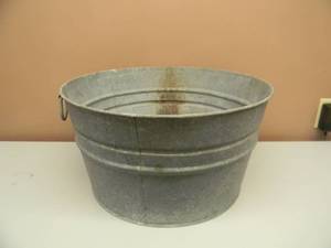 lot 13 image: VINTAGE LARGE GALVANIZED METAL WASH TUB - APPROX 20R 12D - SEE PICTURES