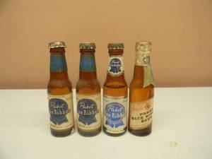 lot 20 image: VINTAGE PABST BLUE RIBBON BEER SALT & PEPPER SHAKERS WITH MINI BOTTLE - NICE - SEE PICTURES